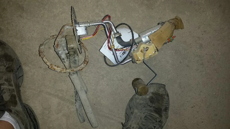 Fuel Pump Assembly Front Of Rear Axle Fits 90-91 FORD E150 VAN 925665 - Image 1 of 1