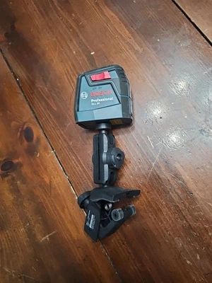 Láser de línea cruzada autonivelante Bosch GLL30 30 pies con dispositivo de montaje flexible MM 2 Foto 1 de 4