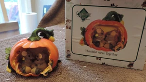 Enesco Charming Tails nuovo con scatola GRAZIE SIAMO INSIEME TOPI DENTRO ZUCCA - Foto 1 di 2