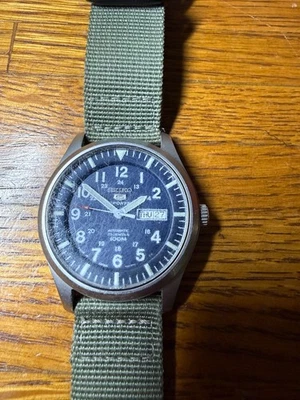 SKX867J3 USED SEIKO 5 MADE IN JAPAN AUTOMATIC 21 JEWELS DAY DATE MENS WATCH - Image 1 of 3