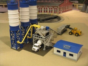 Model Train Railway - Concrete Factory / Background Building Kit HO or OO scale - Picture 1 of 5