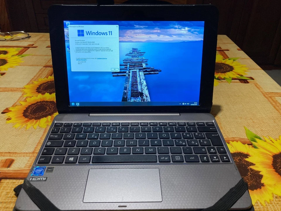 ASUS Transformer Book T101HA-GR049T - Funzionante con Touch Screen Scheggiato - Immagine 1 di 4