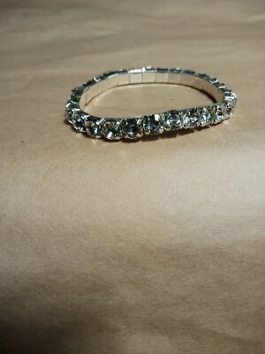 Bracciale donna elastico colore argento vintage con charms  luccicanti nuovo  - Immagine 1 di 4