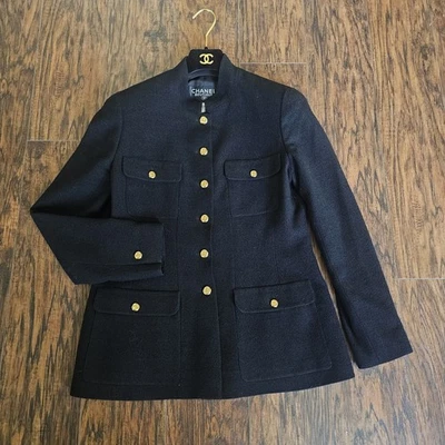 Blazer Chanel negro y dorado con diseño de inspiración militar talla 42 Foto 1 de 4