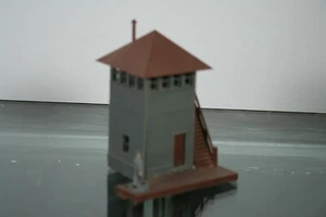 Torre de conmutación de ferrocarril gris construida a escala HO - Imagen 1 de 3