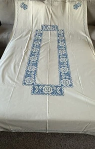 ANTICO COPRITAVOLA VINTAGE COTONE RICAMATO A MANO TOVAGLIA SIMBOLO TESSILE PATERNO - Foto 1 di 23