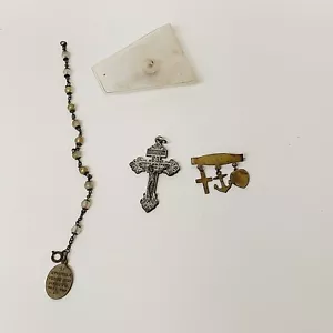 3 Stück Religiöser Schmuck Jesus Kreuz Anhänger Anstecknadel Armband Vintage 50er Jahre Ära - Bild 1 von 10