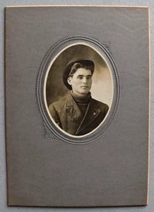 Tarjeta de gabinete FOTO guapo joven con sombrero y suéter de cuello alto alrededor de la década de 1890 - Imagen 1 de 4