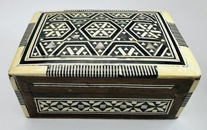 Pequeña caja de marquetería de micro mosaico de madera y nácar - caja de anillo forrada de terciopelo - Imagen 1 de 12