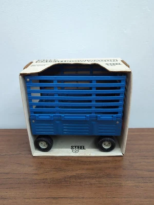 1/16 Ertl Farm Toy  Bale Throw Wagon Blue Ford New Holland  - Image 1 of 4