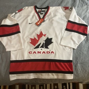 Nike Team Canada 2002 Jersey IIHF Olympics Size M Y2K Hockey - Picture 1 of 6