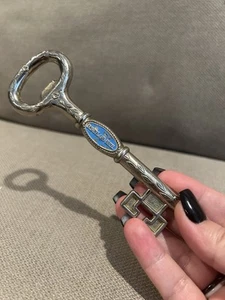 Abridor de botellas llave de hotel Disneyland vintage tienda de regalos de recuerdo - Imagen 1 de 10
