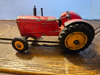 TRACTOR AGRÍCOLA DINKY TOYS ROJO MASSEY HARRIS Foto 1 de 4