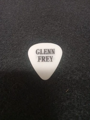 GLENN FREY GUITARRA PICK GIRA EN SOLITARIO CLIMA EXTRAÑO CONCIERTO ESCENARIO ARTISTA PÚA Foto 1 de 4