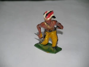 FIGURINE PLOMB INDIEN PENCHE COUTEAU ET HACHE  MARQUE CR OU CD ( CASSE) - Picture 1 of 2