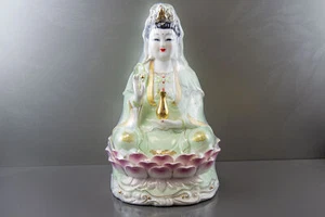 Estatua de porcelana pintada a mano de Guan Yin elegante diseño de loto verde pastel y rosa - Imagen 1 de 10