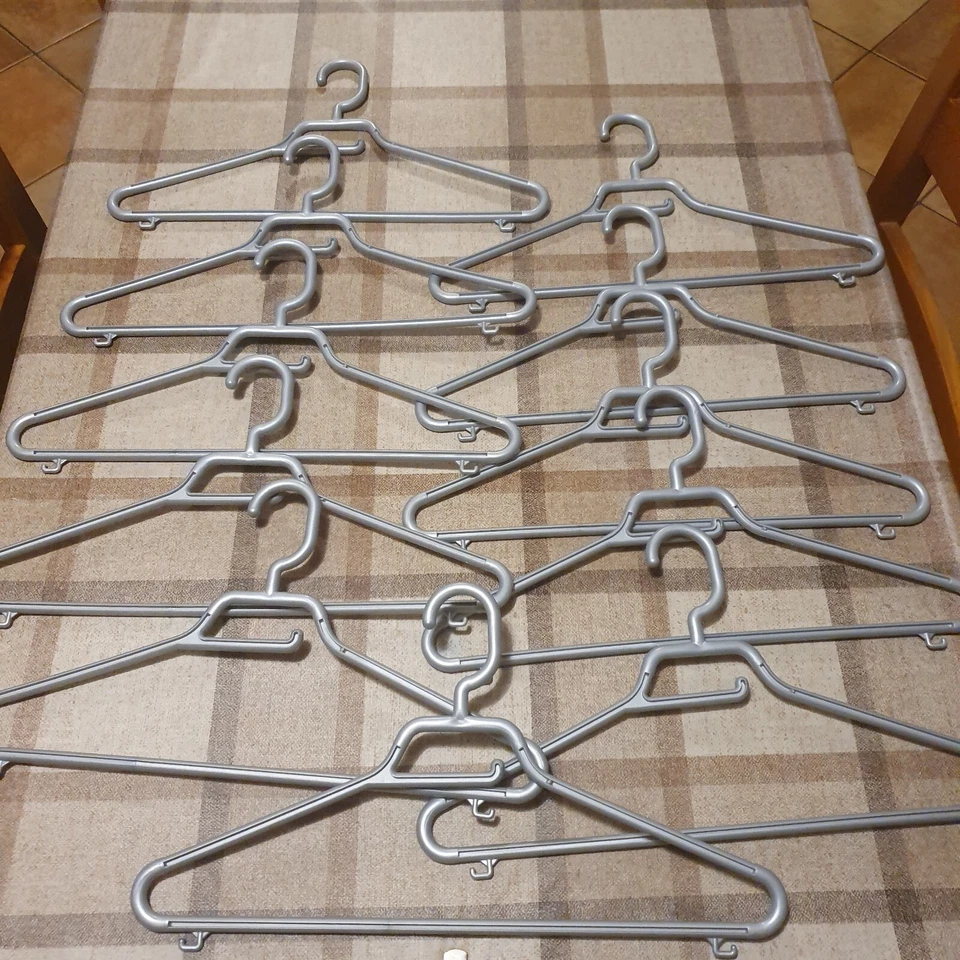 Lotto set stock grucce appendiabiti plastica grigio argento 11 pezzi - Immagine 1 di 1