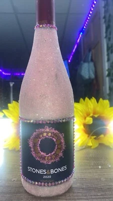 Botella de vino de vidrio hecha a mano, brillo, pedrería, iluminada  Foto 1 de 2