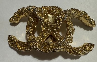 Clip para zapatos vintage de diseñador único Coco Chanel Bluette hecho en Francia tono dorado. Foto 1 de 4
