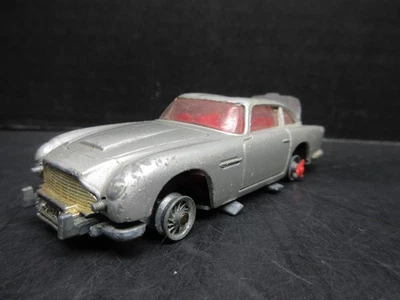 CORGI JAMES BOND 007 ASTON MARTIN for parts or repair - Image 1 of 4