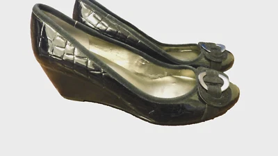 Bandolino Niantic Negro Patente Cocodrilo Cuña 2" Tacón Gamuza Envolvente Arco 7 Forros EDICIONES Foto 1 de 4