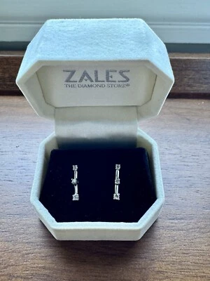 Aretes colgantes lineales de tres piedras de diamantes de Zale’s en oro blanco de 14 k 1/2 quilate TW Foto 1 de 3