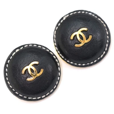 Pendientes de clip redondos de cuero negro con logotipos Chanel CC tono dorado 94P auténticos con caja  Foto 1 de 4