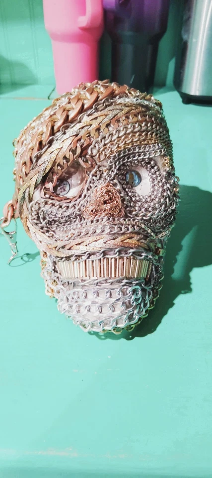 Calaveras cubiertas con un surtido de joyas de cadena Foto 1 de 4