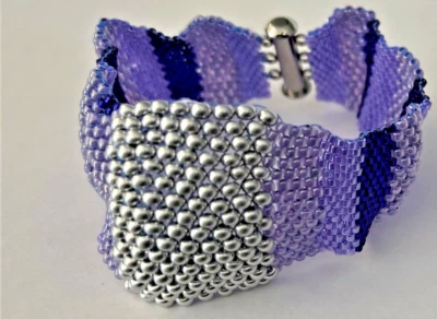 Pulsera púrpura con volantes con cuentas a mano cierre de tubo deslizante de acero inoxidable Foto 1 de 4