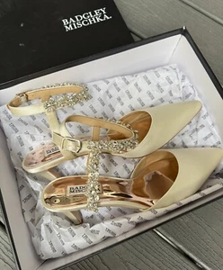 Bomba Badgley Mischka Esmeralda Adornada Punta, Marfil Satinado, Talla 8.5 - Imagen 1 de 7