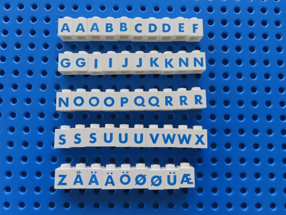 Lego 48 x Stein 3005 1x1  weiß bedr. blaue Buchstaben Set 988 - Bild 1 von 1