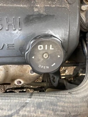 Mitsubishi Magna Verada Oil Cap 1996-2003 TE TF TH TJ #B647 - image 1 of 4