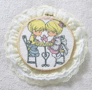 Vintage Embroidery Hoop Art Wall Décor ~ Precious Moments Couple Sharing a Soda - Picture 1 of 4