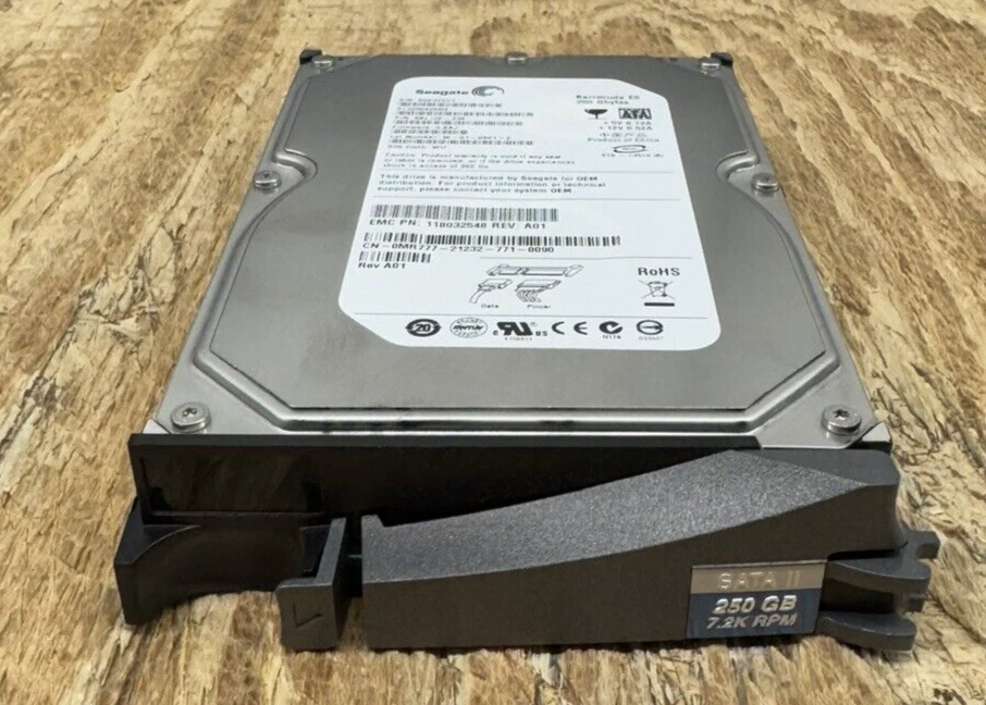 EMC 118032548, 9BL13E-236, EMC SEAGATE 250Gb SATA 7.2K 3.5" AX150 vt W/ TRAY - Image 1 of 2