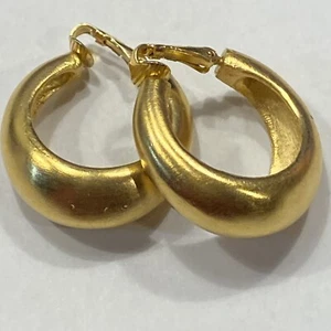 VTG. SIGNED CROWN TRIFARI GLOW GOLD BRUSH PUFFED GRADUATING CLUP HOOP EARRINGS - Picture 1 of 19