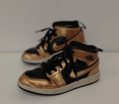 Tênis Nike unissex infantil Air Jordan 1 Mid SE 'ouro metálico' tamanho 2Y - Imagem 1 de 4
