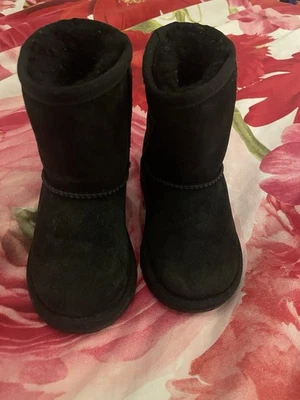 Bota UGG Classic II para niños pequeños unisex negra talla 8 Foto 1 de 4