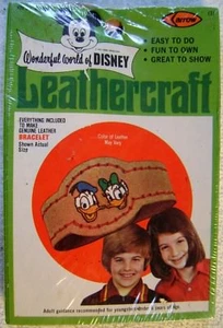 Disney Arrow Leathercraft Donald Daisy Duck Pulsera Cuero Artesanía Kit 1977 - Imagen 1 de 3