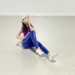 American Diorama escala G "Mujer joven sentada con gorra" Artículo: 76405 - Imagen 1 de 3