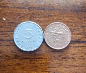1976 5 Drachmas and 1990 2 Drachmas - Greece - 2 Old Coins - Picture 1 of 2