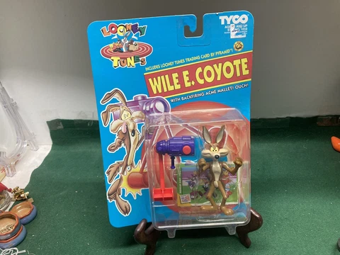 (90)Tyco Looney Tunes 4.5" Wile E Coyote Action Figure with Card by Pyramid 1993 Cover