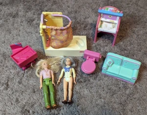 Lote de accesorios de muebles para casa de muñecas Fisher Price Loving Family y 2 figuras - Imagen 1 de 5