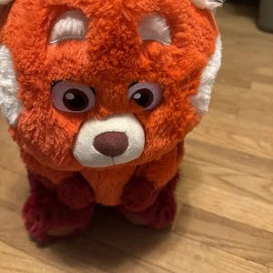 Peluche Mei Panda rojo giratorio auténtico 15 pulgadas Disney Store - Excelente estado - Imagen 1 de 7