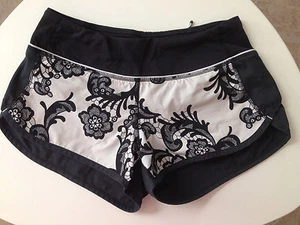 Pantalones Cortos Lululemon Negro Blanco Floral Velocidad Talla 2 - Imagen 1 de 9