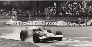 BRABHAM con JACKY ICKX Fórmula 1 carreras escena de carreras fotografía foto - Imagen 1 de 2