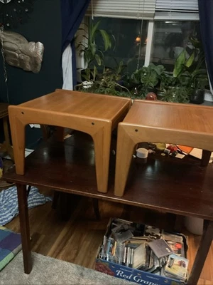 Par de mesitas de noche/mesas auxiliares danesas modernas de teca de mediados de siglo de los años 60 vintage Foto 1 de 4