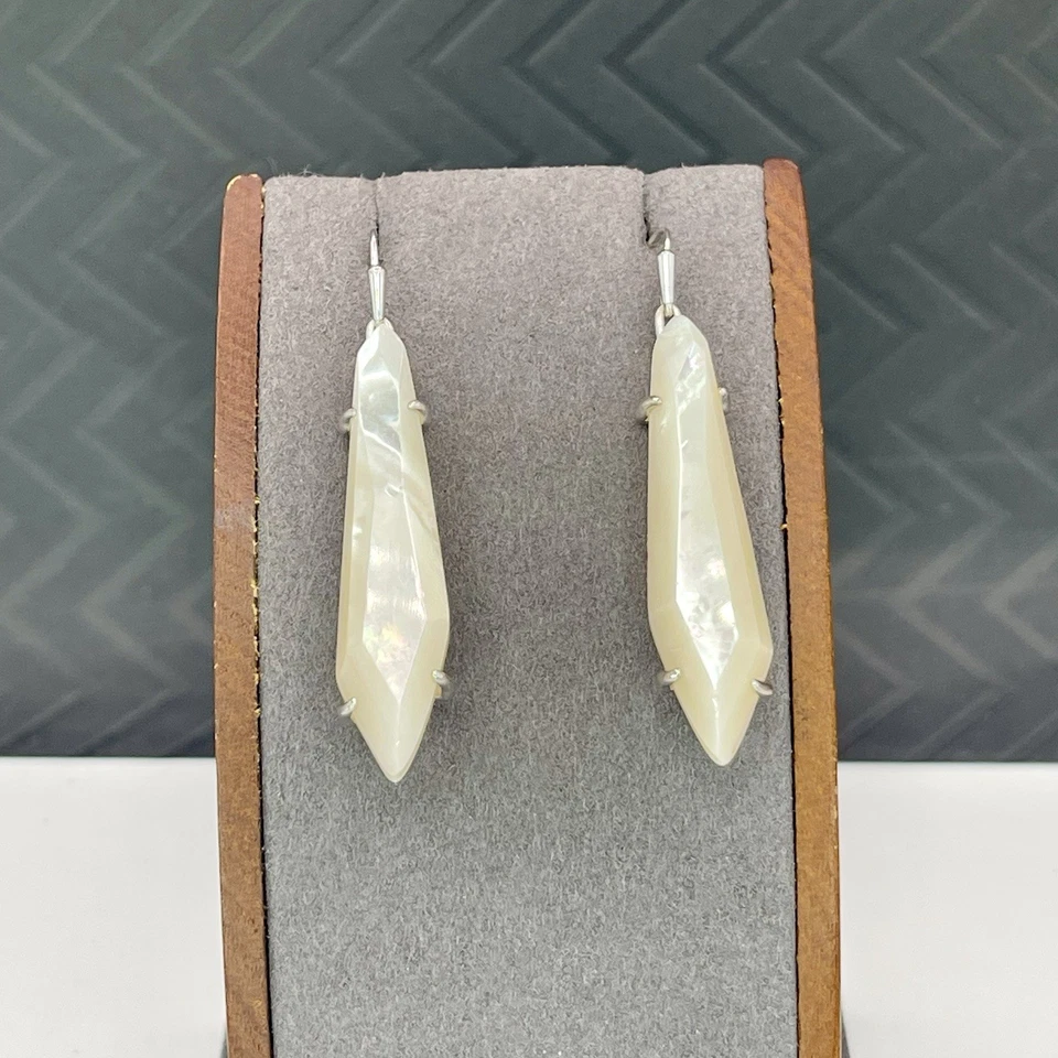 Pendientes colgantes Kendra Scott tono plata madreperla lanza Foto 1 de 4
