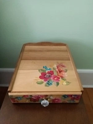 Caja de almacenamiento de cubiertos de madera/joyeros Pioneer Woman floral granja Foto 1 de 4