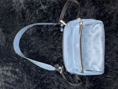 Bolso de hombro LOUIS VUITTON mensajero exterior PM azul taigarama Foto 1 de 4