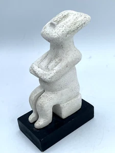 Escultura artística de arenisca femenina sentada de colección soporte negro - Imagen 1 de 7